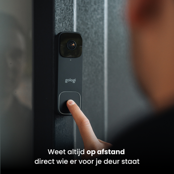 Persoon de de video deurbel aanklikt
