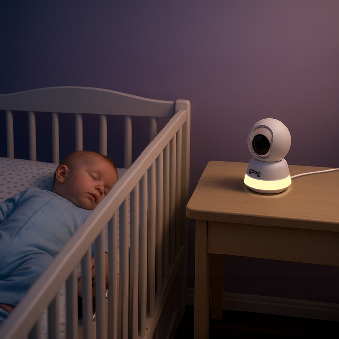 camera babyfoon naast een bed met baby